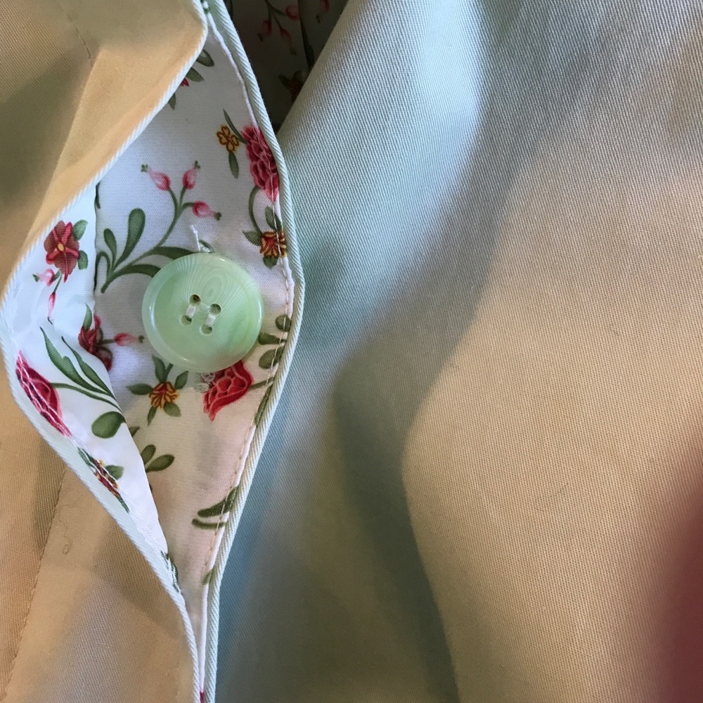 Pale green trench coat. - Picture 5 of 8